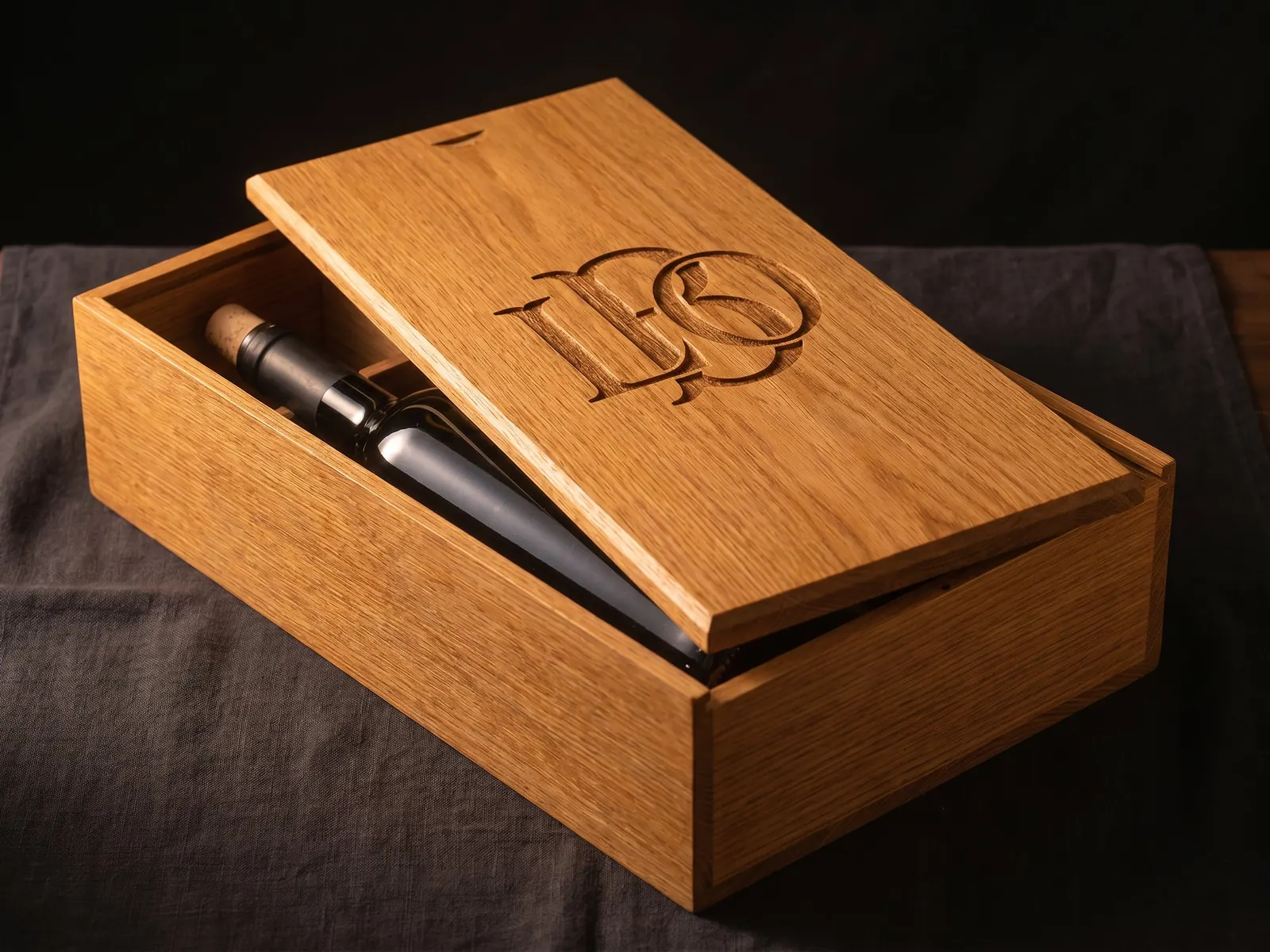 Coffret Winebox en chêne gravé du monogramme LBO